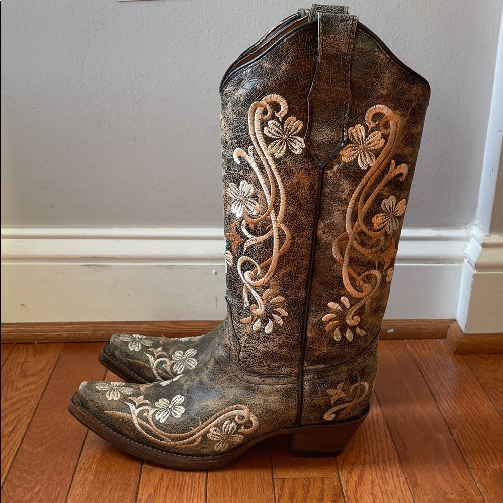 Women’s Embroidered Western Cowboy Boots